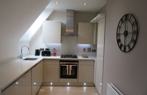Windsor Apartment | Windsor Town centre gated en-suite property with parking & lift. 21 day minimum