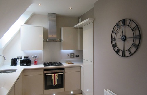 Windsor Apartment | Windsor Town centre gated en-suite property with parking & lift. 21 day minimum