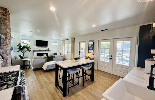 McMinnville House | Wine Country Gem in downtown McMinnville. Walk to Wineries & Restaurants!