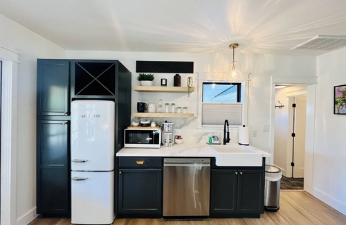 McMinnville House | Wine Country Gem in downtown McMinnville. Walk to Wineries & Restaurants!