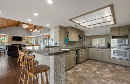 Spicewood House | Wine Country Retreat with lake view!