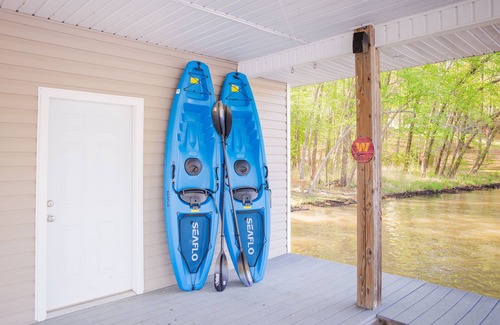 Leasburg Cottage | Wine Down in 5BR Lake Front Home at Hyco Lake
