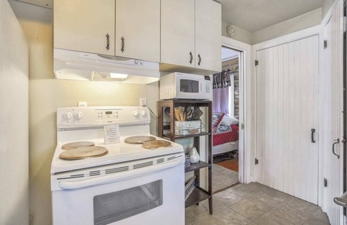 Cascade-Chipita Park Cabin | Wine Gazebopikes Peak Mountain Log Cabin for 2