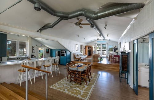 Jamaica Beach Cabin | WINE TIME COZY URBAN EFFICIENCY SLEEPS 6