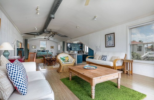 Jamaica Beach Cabin | WINE TIME COZY URBAN EFFICIENCY SLEEPS 6