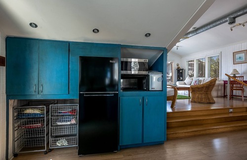 Jamaica Beach Cabin | WINE TIME COZY URBAN EFFICIENCY SLEEPS 6