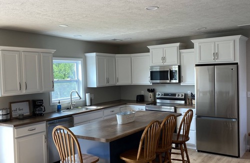 Cobden House | Wine Trail, Cozy Cabin plus hot tub