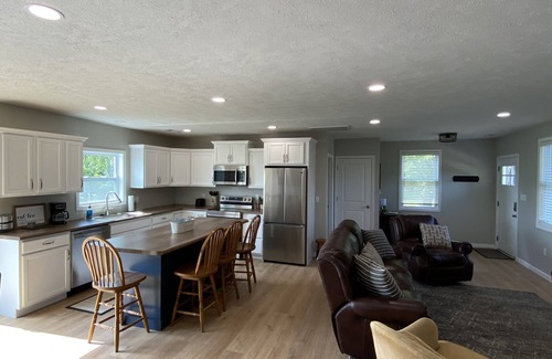Cobden House | Wine Trail, Cozy Cabin plus hot tub