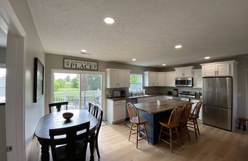 Cobden House | Wine Trail, Cozy Cabin plus hot tub