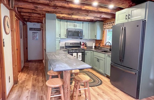 Laconia Cabin | Winnipecabin - Lovely log cabin w/water access & hot tub - close to everything!