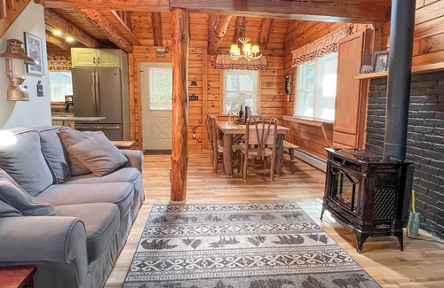 Laconia Cabin | Winnipecabin - Lovely log cabin w/water access & hot tub - close to everything!