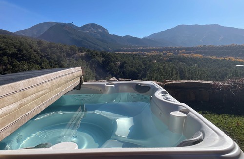 Valdez House | Winsor Castle & Ski Retreat! 15 min to Ski Lifts and Taos Plaza