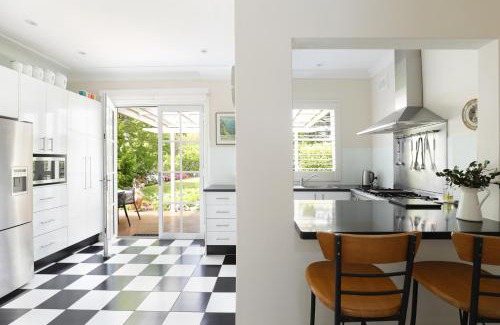 Katoomba House | Winston Cottage at Three Sisters