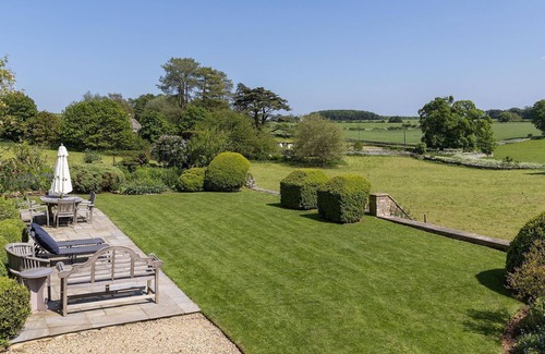 Elkstone Cottage | Winstone Glebe House - sleeps 12 guests in 6 bedrooms