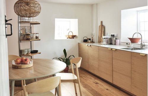 West Chinnock Cottage | Winter bolt hole: cosy, luxury thatched cottage, modern interior, total R&R!