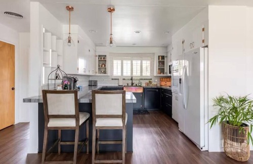 Lodi House | WINTER SPECIAL~ Local Tastings of Lodi~Steam Shower~Tesla Charger