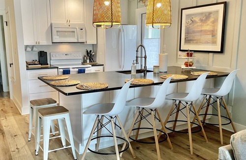 Harbor Oaks House | Winter Texans Welcome, On water & next to pool. Boat rental 5 min walk.