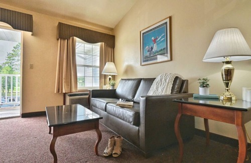 Pembine Apartment | Wisconsin Escape | Premier Suite | Golf Course