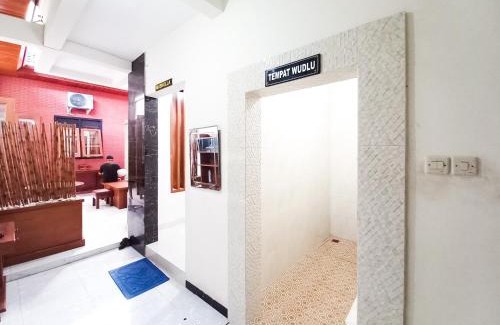 Tuban Sub-District Hotel | Wisma Trubus Syariah RedPartner Near RSUD Koesma Tuban
