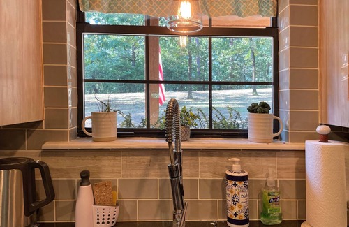 Summerfield Cottage | Wister Ridge Cottage - Sleeps 10 - 3 minutes from the lake!