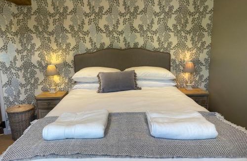 Whaddon House | Wisteria Cottage - 2 bed near Bath & many NT sites