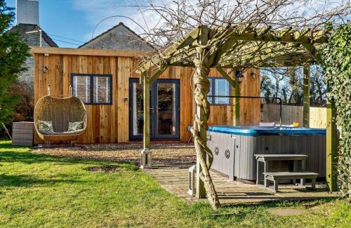 Upton Cheyney House | Wisteria View with hottub & cabin sleeps 20