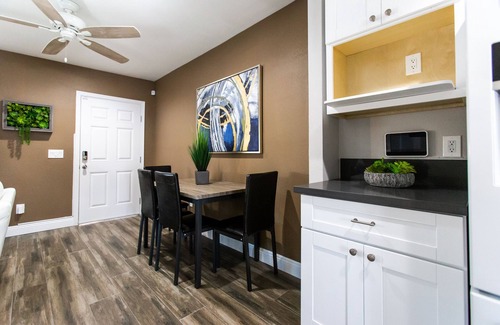 Eastside House | ★WITCHER♞⚔♛★ KING BED★ GARAGE PARKING★ WIFI★ 4K TV