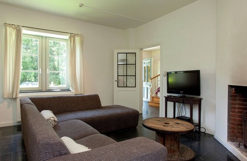Resteigne House | With billiards, table tennis and collection of modern art in a rural setting
