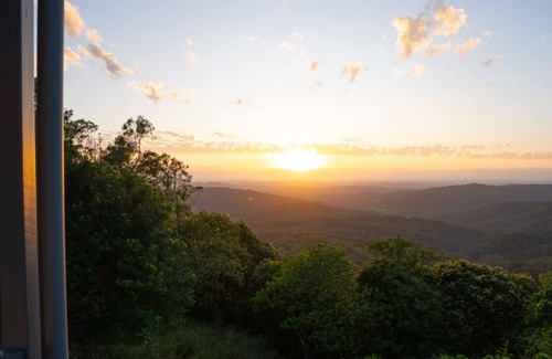 Montville Cabin | With spectacular views - Villetta at Maleny is perfect for a romantic getaway!
