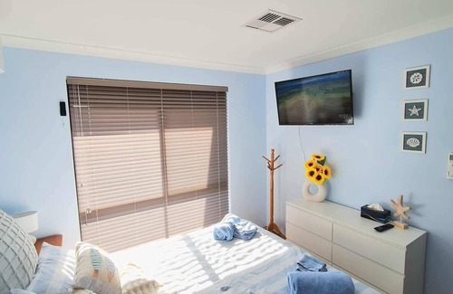 Madora Bay Bed & Breakfast | Within walking distance to shops, bus stop, station, restaurants and the beach.