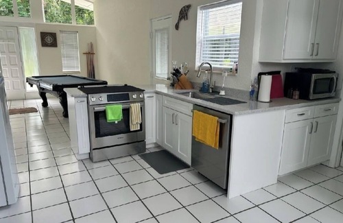 Yankeetown House | Withlacoochee River, boat dock available, pet friendly, 5 people.