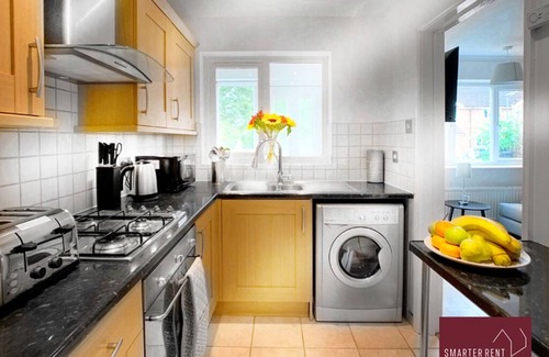 Bisley House | Woking - Front Garden, Parking, Pets Welcome