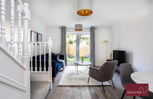 Knaphill Apartment | Woking, Knaphill - 2 Bed House - Parking & Garden