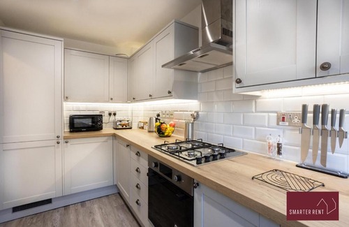 Knaphill Apartment | Woking, Knaphill - 2 Bed House - Parking & Garden