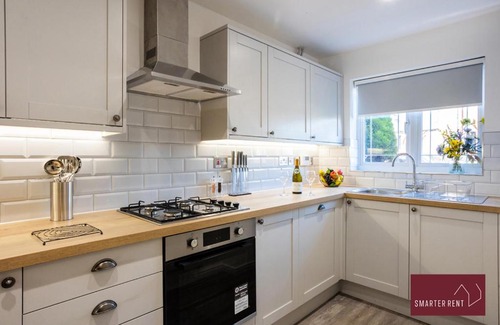 Knaphill Apartment | Woking, Knaphill - 2 Bed House - Parking & Garden