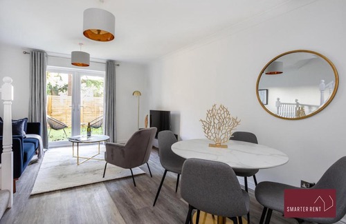Knaphill Apartment | Woking, Knaphill - 2 Bed House - Parking & Garden