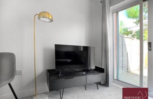 Winnersh Apartment | Wokingham - 2 Bedroom House - With Garden