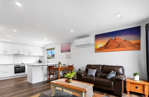 Orange East Villa | Wolaroi Villa 2, with Netflix and Disney Plus - In a Quiet Street