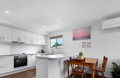 Orange East Villa | Wolaroi Villa 2, with Netflix and Disney Plus - In a Quiet Street