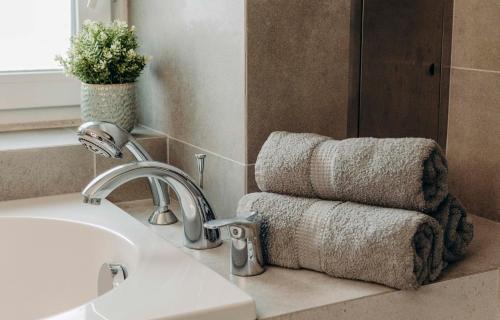Fabryczna Apartment | WOLSKA APARTMENT 80m2 - 7 people, 3 rooms