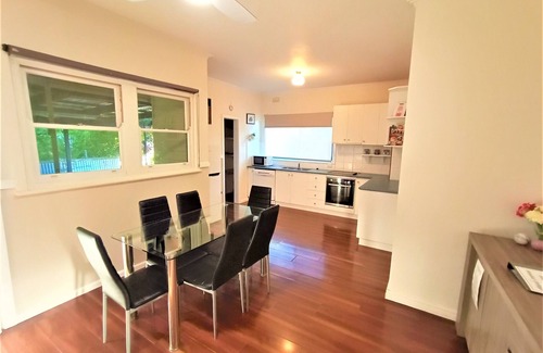 Glenroy House | Wombat Cottage * Close to CBD * WIFI * Pet Friendly