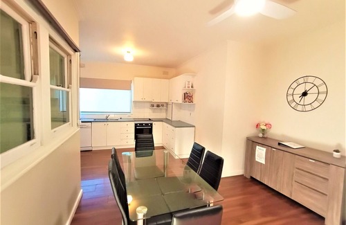 Glenroy House | Wombat Cottage * Close to CBD * WIFI * Pet Friendly