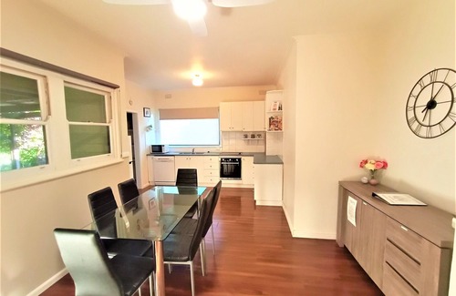 Glenroy House | Wombat Cottage * Close to CBD * WIFI * Pet Friendly