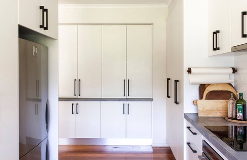 Lyonville House | Wombat Edge ~ Daylesford Region ~ Country Home with Private Lake!