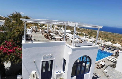 Finikia Apartment | Wonderful 1BR Suite Near Oia Naval Museum