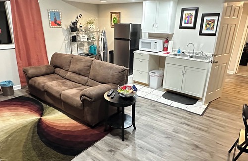 Fayetteville House | Wonderful Artistic Retreat, close to everything.