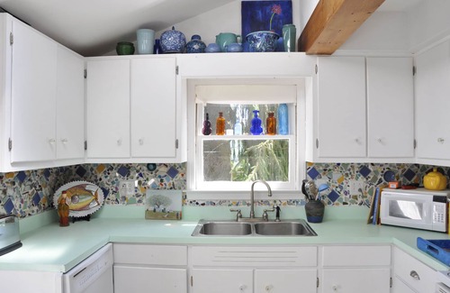 Saybrook Manor Cottage | Wonderful location, walk to beach, private yard, credit cards