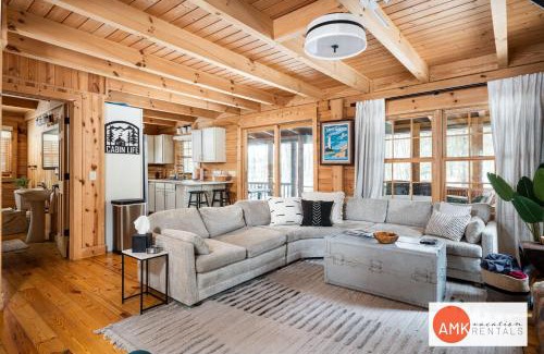 Saugatuck House | Wonderful Log Cabin near private beach and lake access