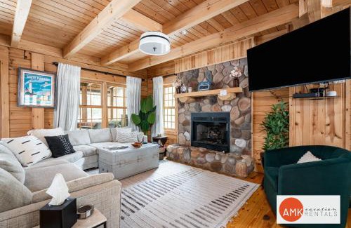 Saugatuck House | Wonderful Log Cabin near private beach and lake access