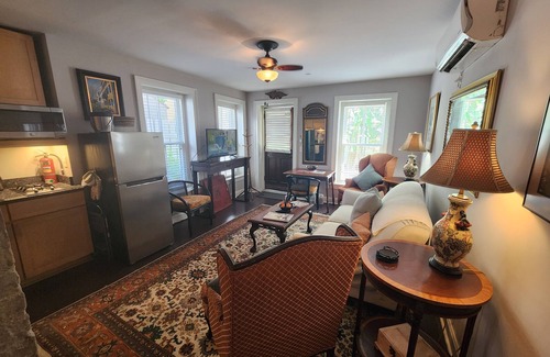 Harleston Village Apartment | Wonderful one bed one bath apartment n location south of Calhoun Street